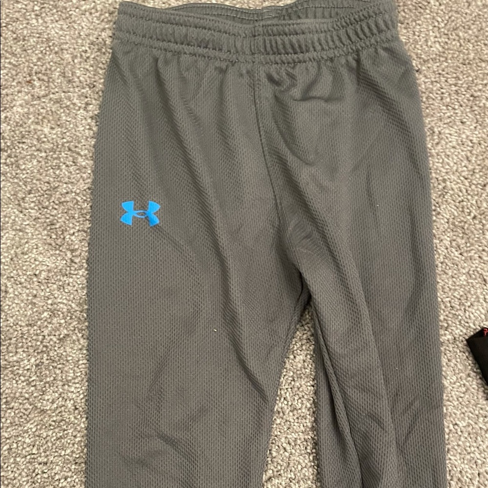 Under Armour gray elastic bottom-gently used